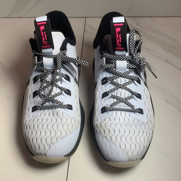 Nike CT4629-008 LeBron Witness V 5 2020 Air Basketball Shoes Youth Sz 4Y - Picture 2 of 9